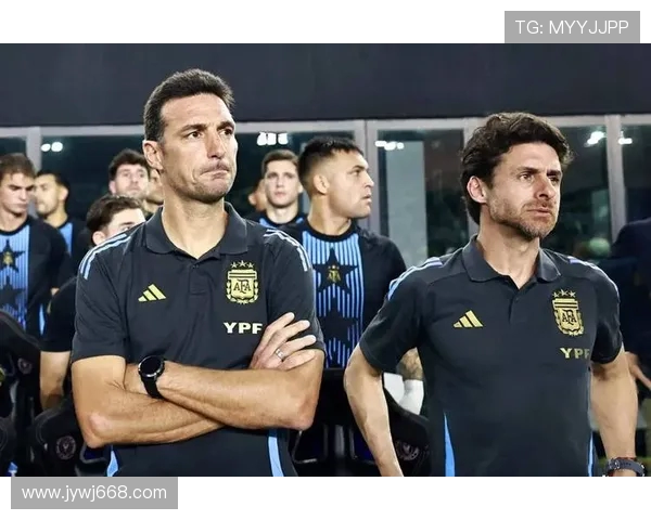 阿斯：皇马高层关注到教练组和球员脱节，他们希望球队反弹